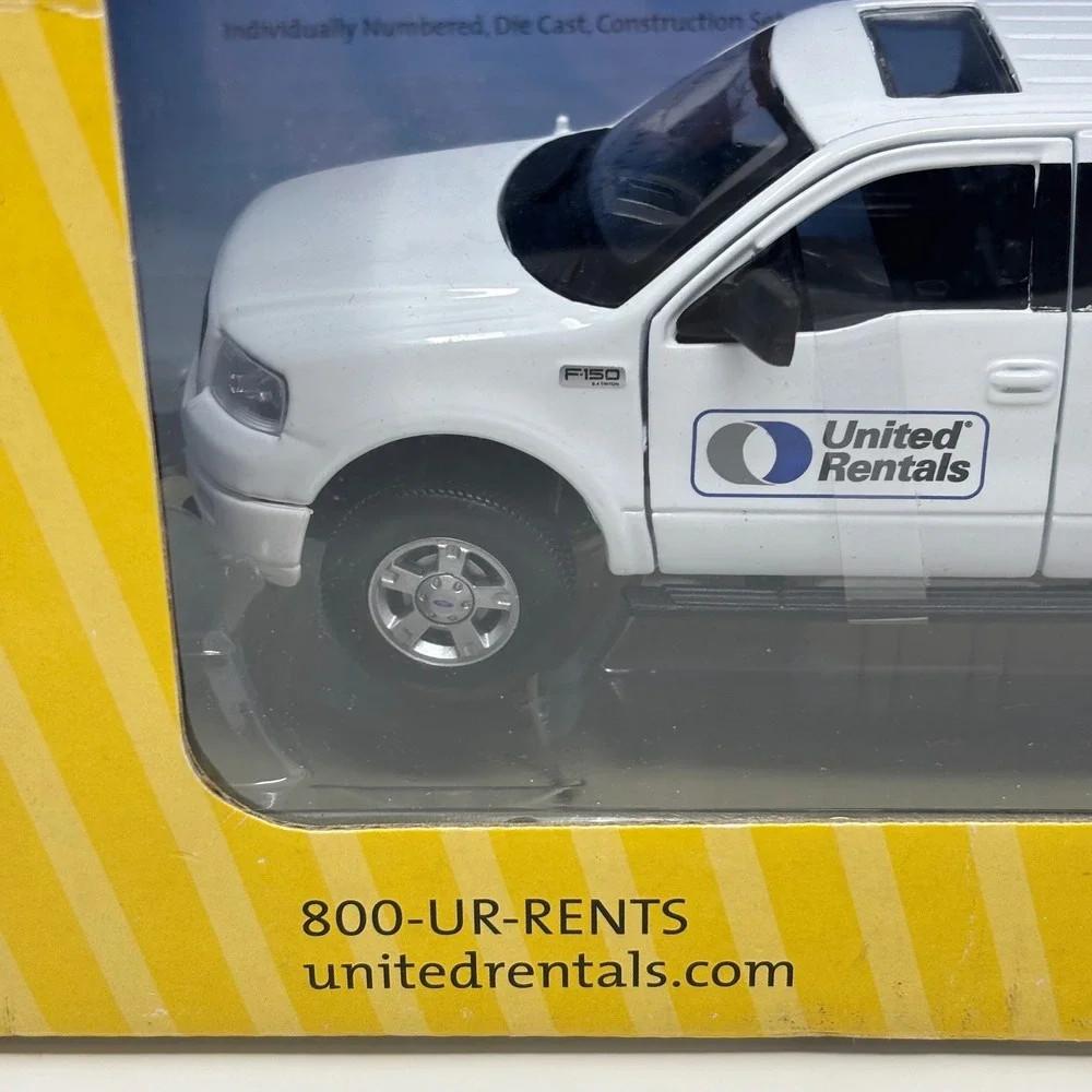 United Rentals Collector Series V Ford F150 Pickup & JLG TOW-PRO T350 Boom Lift